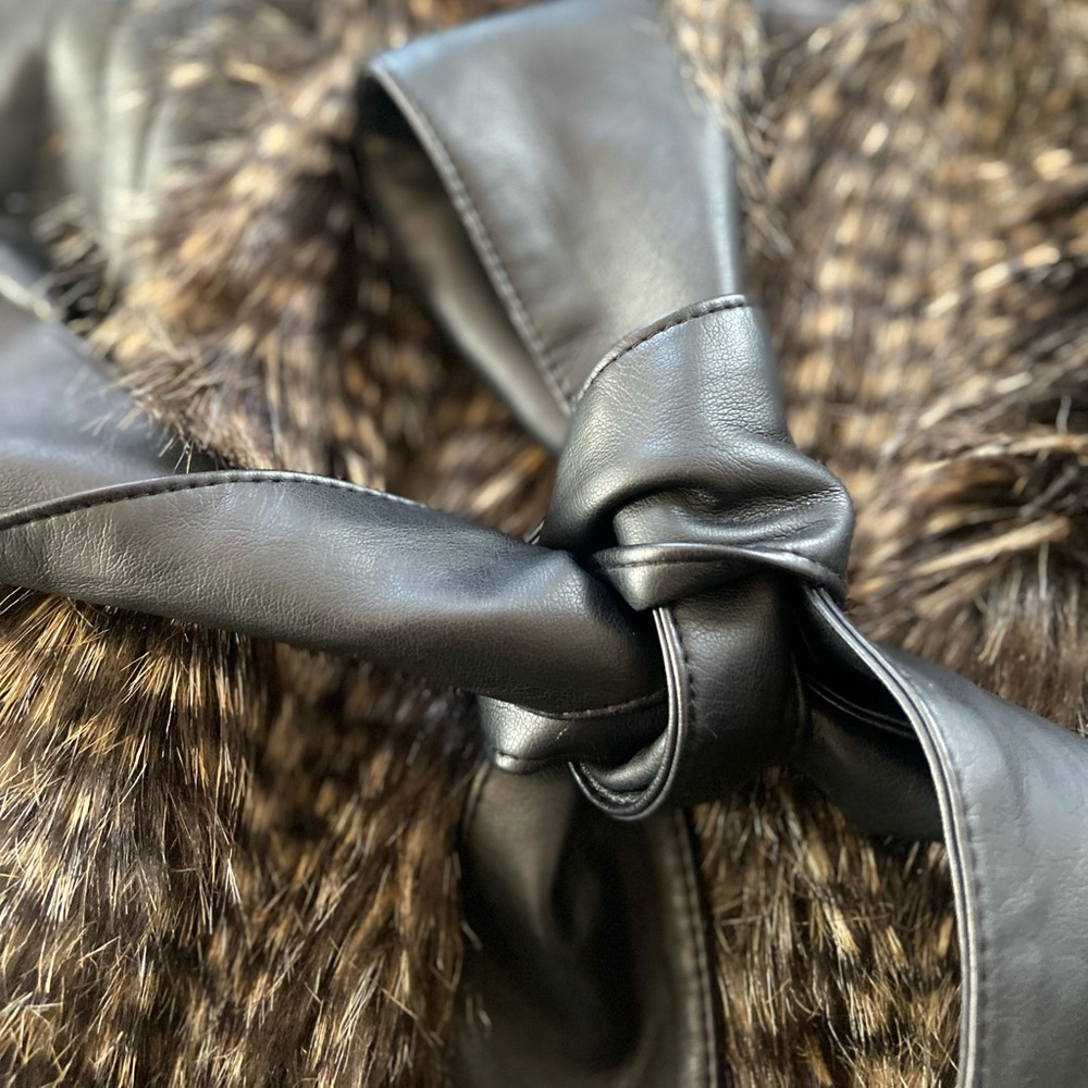 Faux leather/fur Bebe Vest with belt New Small - Picture 6 of 11
